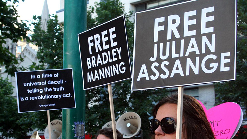 julian assange libero